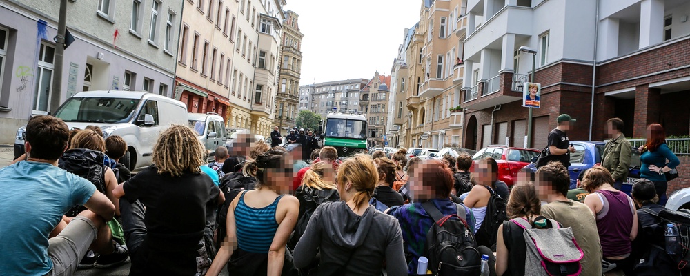 Sitzblockade in einer Straße