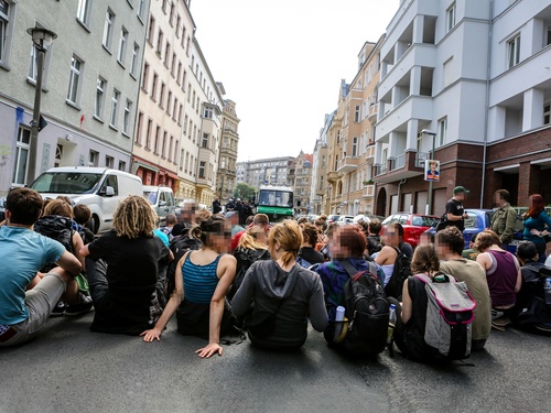 Sitzblockade in einer Straße