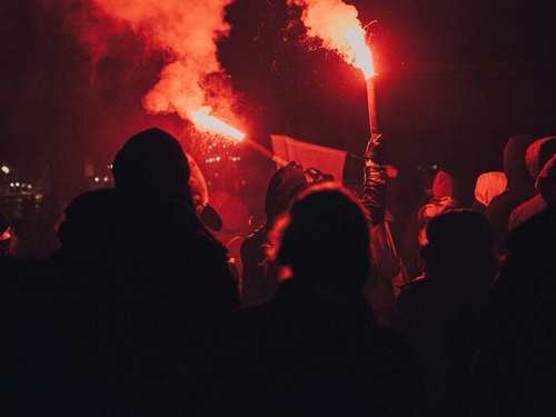 Personen mit Bengalos (Foto: Florian Olivo, unsplash.com)